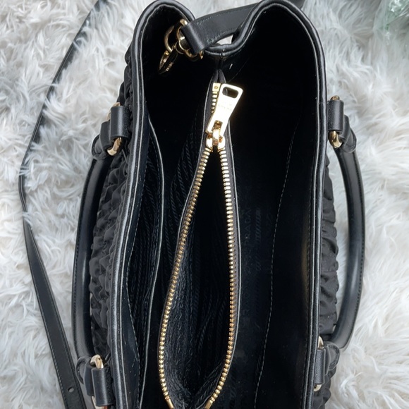 PRADA tote - Picture 2 of 7